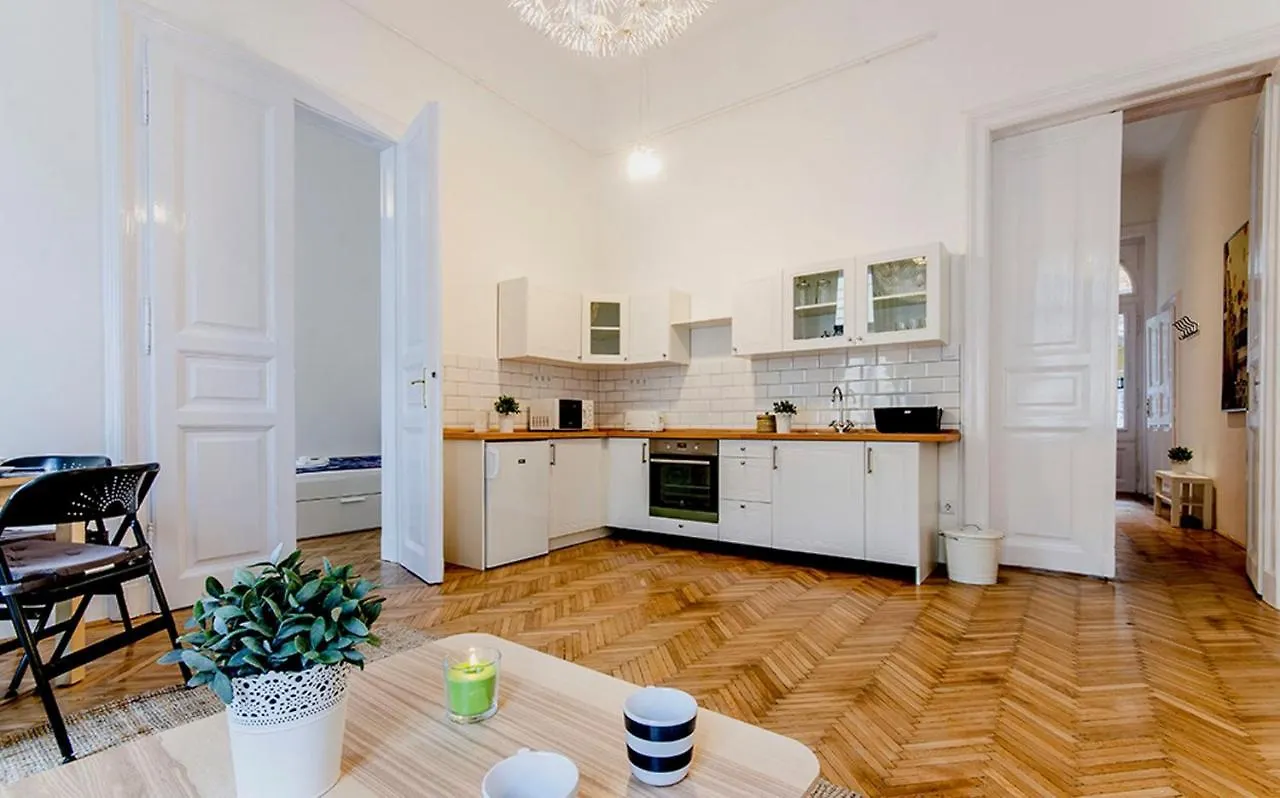 Cozy 2 Bedroom Apartment In Terez Boulevard. Budapeszt