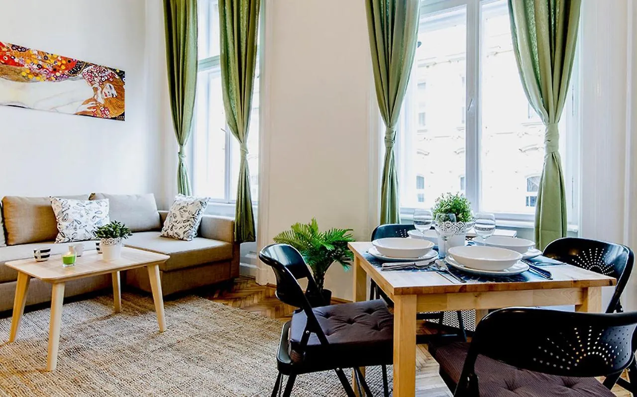 Cozy 2 Bedroom Apartment In Terez Boulevard. 布达佩斯